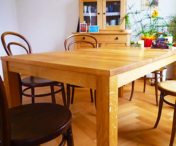Tisch mit Vollholzauszug in Eiche